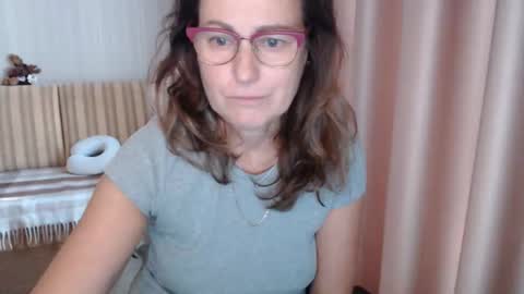 Snapshot of lauraoven1 chatting on October 19, 12:43 pm Lauraoven1 online show from October 19, 12:43 pm
