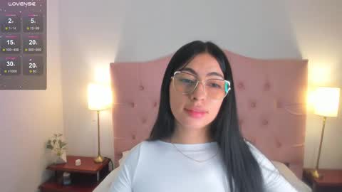 Snapshot of laurenn_smitth chatting on February 10, 12:29 pm laurenn_smitth online show from February 10, 12:29 pm
