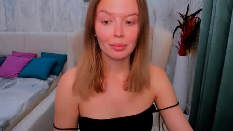 laurennhill online show from September 15, 12:45 am