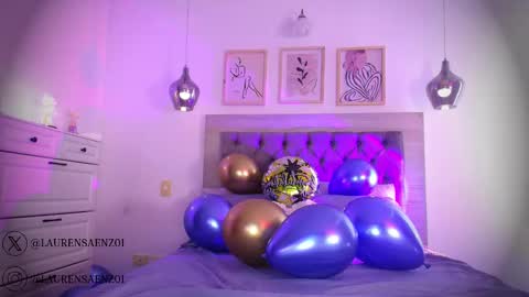 Snapshot of laurensaenz chatting on September 23, 12:10 pm Lauren Saenz online show from September 23, 12:10 pm