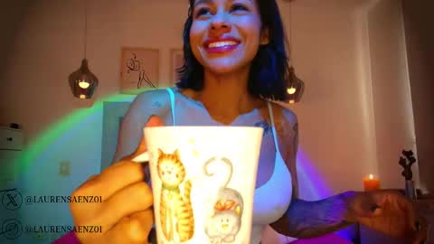 Snapshot of laurensaenz chatting on October 16, 12:27 pm Lauren Saenz online show from October 16, 12:27 pm