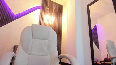Snapshot of laurin_clauz chatting on February 10, 3:53 pm Lau online show from February 10, 3:53 pm