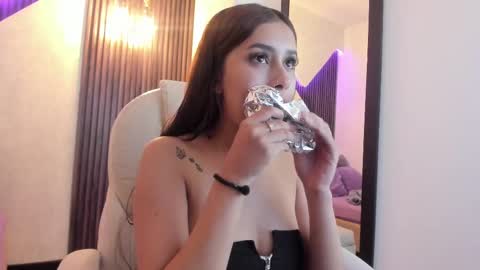 Snapshot of laurin_clauz chatting on February 27, 3:37 pm Lau online show from February 27, 3:37 pm