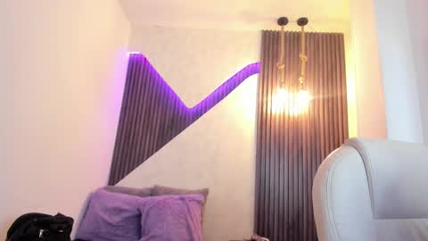 Snapshot of laurin_clauz chatting on February 19, 2:33 pm Lau online show from February 19, 2:33 pm