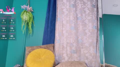 layla_17 online show from April 1, 10:50 pm