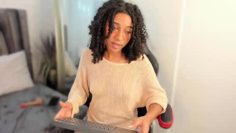 Snapshot of layla_clarke chatting on February 28, 9:47 am layla_clarke online show from February 28, 9:47 am