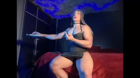 Layla   help me with your thumbs up its important  online show from March 16, 9:30 pm