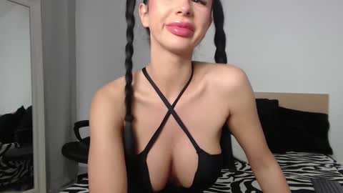 Layla online show from February 20, 6:26 am