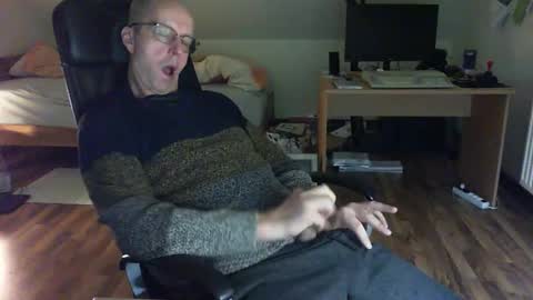 Snapshot of lefti27 chatting on December 6, 10:57 pm Dave online show from December 6, 10:57 pm
