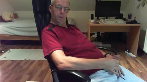 Snapshot of lefti27 chatting on December 8, 12:24 am Dave online show from December 8, 12:24 am