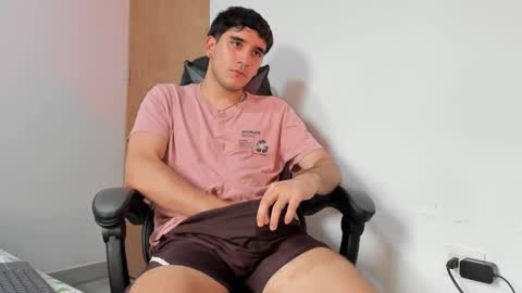 Snapshot of leo_jones389 chatting on February 3, 10:21 pm Leo Jones online show from February 3, 10:21 pm