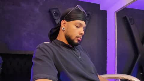 Snapshot of leonardgrant_ chatting on February 25, 10:20 pm Leonard online show from February 25, 10:20 pm