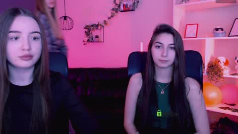 leslie_bird online show from April 7, 9:11 am