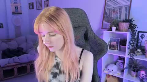 Snapshot of lexiwenford chatting on March 4, 8:46 am Lexi Wenford NO NUDE GODDESS online show from March 4, 8:46 am