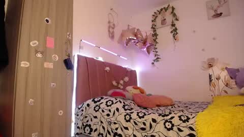 liahdiaz_ online show from April 13, 2:54 pm