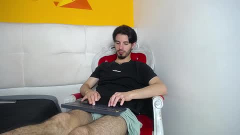Snapshot of liamluxe chatting on February 15, 3:39 pm LiamLuxe online show from February 15, 3:39 pm