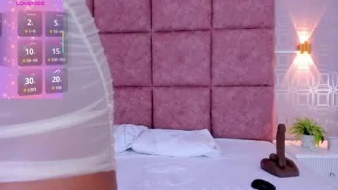 liavelez_ online show from February 25, 1:25 pm