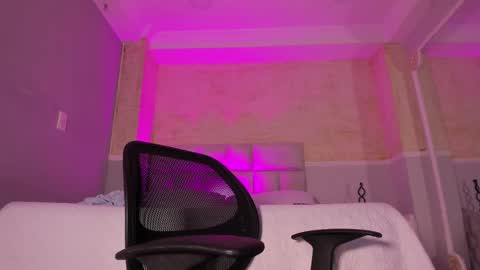 L I I A M online show from March 4, 8:35 am