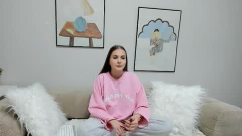 Snapshot of lil_honey_bunny chatting on October 5, 6:44 am Emma online show from October 5, 6:44 am