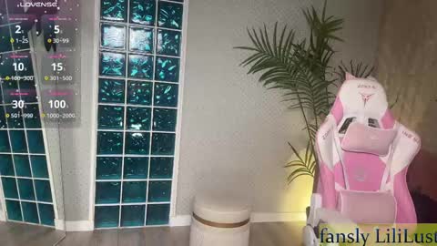 Snapshot of lili_01 chatting on February 12, 7:24 pm Lili online show from February 12, 7:24 pm