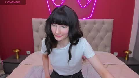 Snapshot of lili_flowerr chatting on February 28, 12:20 pm Lilli follow me kiss online show from February 28, 12:20 pm