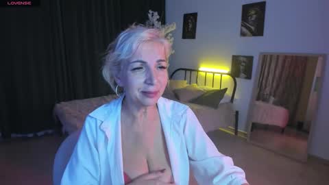 Snapshot of lilia_moons chatting on October 17, 1:15 pm Lilia online show from October 17, 1:15 pm