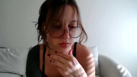 Snapshot of liljbby chatting on October 18, 8:46 pm Jay please help me reach 50 thumbs up online show from October 18, 8:46 pm