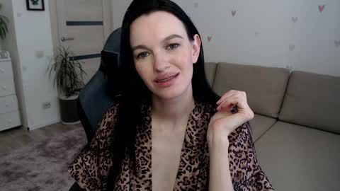 lilliyves online show from April 8, 12:30 pm