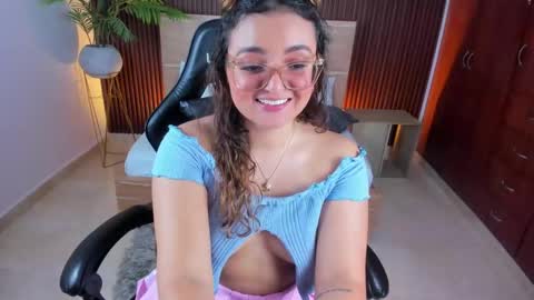 Snapshot of lilly_ass chatting on February 8, 10:51 pm L I L L Y online show from February 8, 10:51 pm