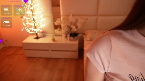 Lilly Colins online show from April 17, 9:50 pm