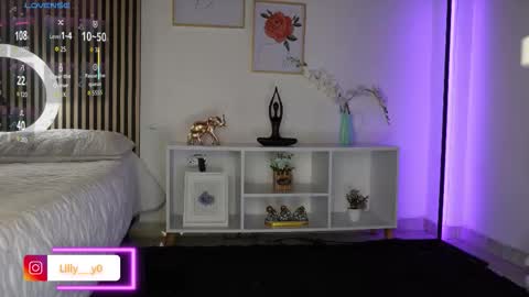 Snapshot of lilly_dollss chatting on October 14, 12:30 pm Sofia online show from October 14, 12:30 pm