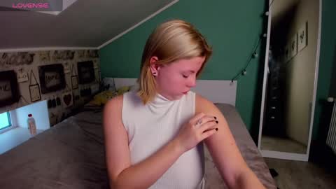 Snapshot of lillydepp chatting on December 30, 8:43 am Lilly Depp online show from December 30, 8:43 am