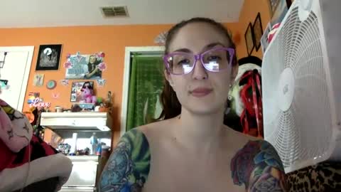 hi guys im back on here 3 online show from September 9, 7:58 pm