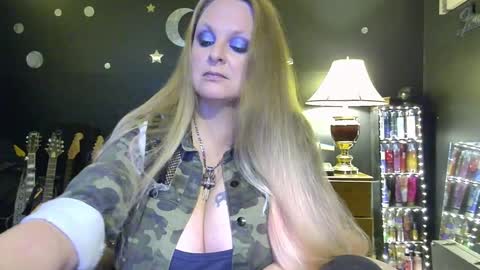 Snapshot of lillyth chatting on December 17, 4:34 am Lillyth Eden online show from December 17, 4:34 am