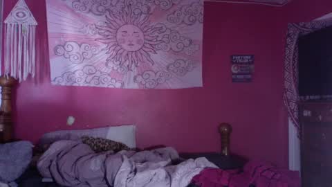 Whos that gurl online show from December 11, 5:58 pm