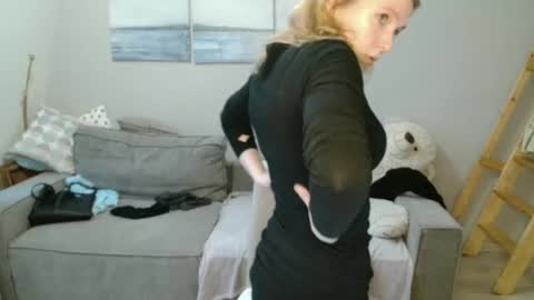 Lily dollyx online show from December 2, 12:36 pm