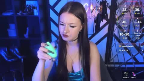 Snapshot of lily_moonlight chatting on February 18, 5:09 pm Lily online show from February 18, 5:09 pm