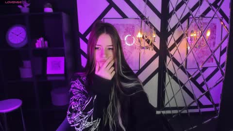Snapshot of lily_moonlight chatting on January 23, 7:32 am Lily online show from January 23, 7:32 am