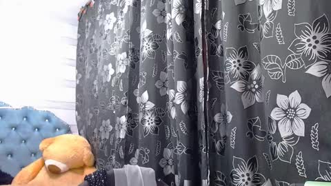 lilyjamesx online show from February 19, 7:26 pm