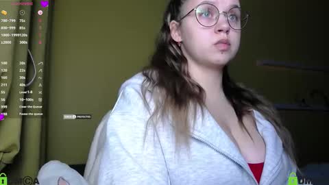 Snapshot of lilysweet13 chatting on October 20, 12:32 pm Lily online show from October 20, 12:32 pm