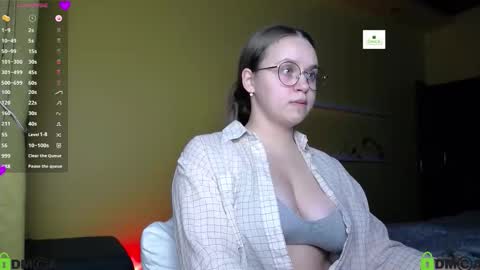Snapshot of lilysweet13 chatting on October 19, 11:59 am Lily online show from October 19, 11:59 am