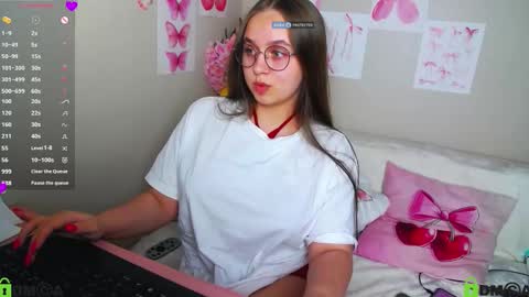 Snapshot of lilysweet13 chatting on September 19, 2:43 pm Lily online show from September 19, 2:43 pm
