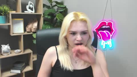 Lily online show from March 25, 7:37 am