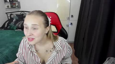 Snapshot of linatruly chatting on October 9, 9:31 pm Lina online show from October 9, 9:31 pm