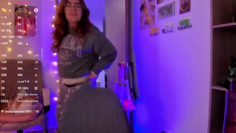 Snapshot of linda_giggle chatting on October 1, 2:10 am Giggles online show from October 1, 2:10 am