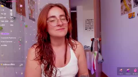 Snapshot of linda_giggle chatting on September 25, 3:41 pm Giggles online show from September 25, 3:41 pm