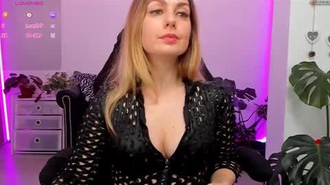 Snapshot of lindawhite_ chatting on February 17, 4:50 pm Linda -- online show from February 17, 4:50 pm