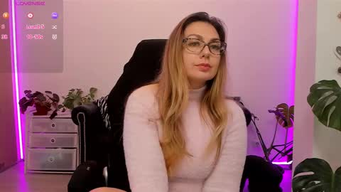 Snapshot of lindawhite_ chatting on March 11, 4:51 pm Linda -- online show from March 11, 4:51 pm