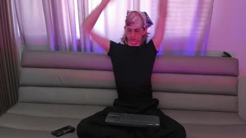 Lior evan online show from November 12, 11:56 am