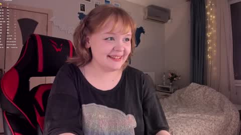 Snapshot of lisalaas chatting on December 7, 2:30 pm -Lisa- Help me to reach 100 thumbs up3 online show from December 7, 2:30 pm